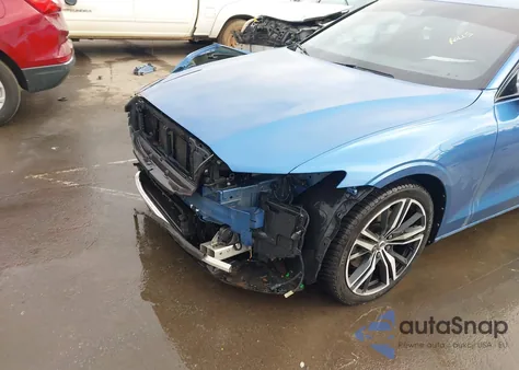 2021 Volvo S60 T5 R-Design z USA, uszkodzony, nr VIN 7JR102FM8MG092600